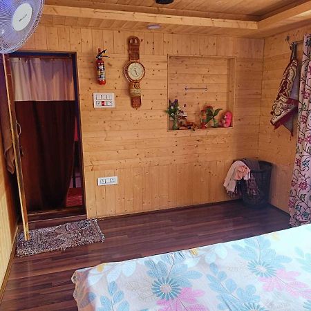 Oyo Home Muzamil Homestay 굴마르그 외부 사진